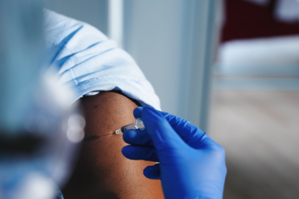 Vacinação nas empresas industriais ameaça interromper produção em julho