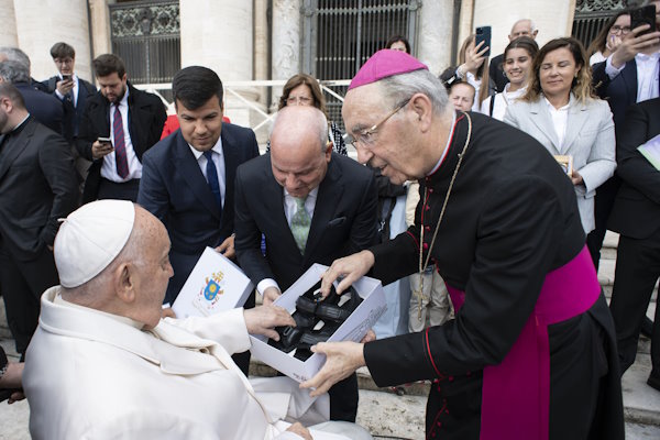 Dádiva divina: Papa Francisco rendido aos sapatos portugueses