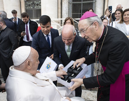 Dádiva divina: Papa Francisco rendido aos sapatos portugueses